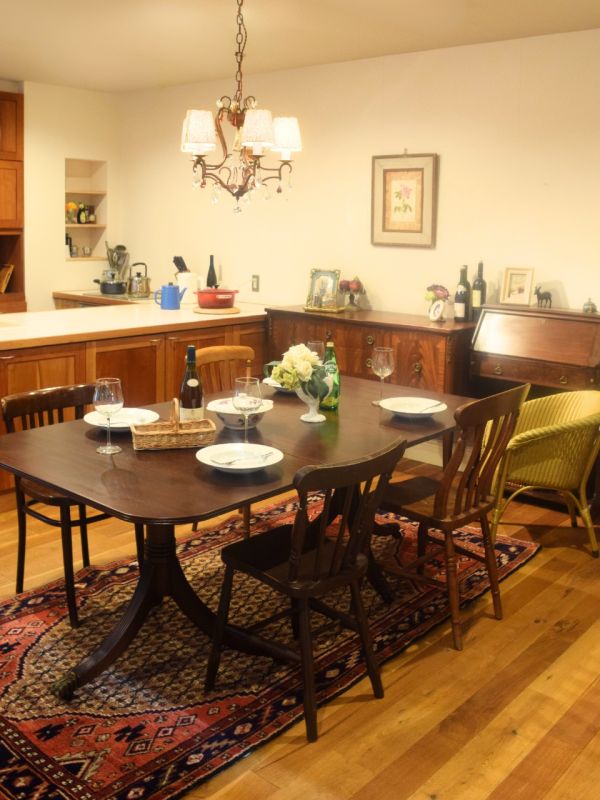 イギリスのアンティークチェア、 あたたかい雰囲気のダイニングチェア