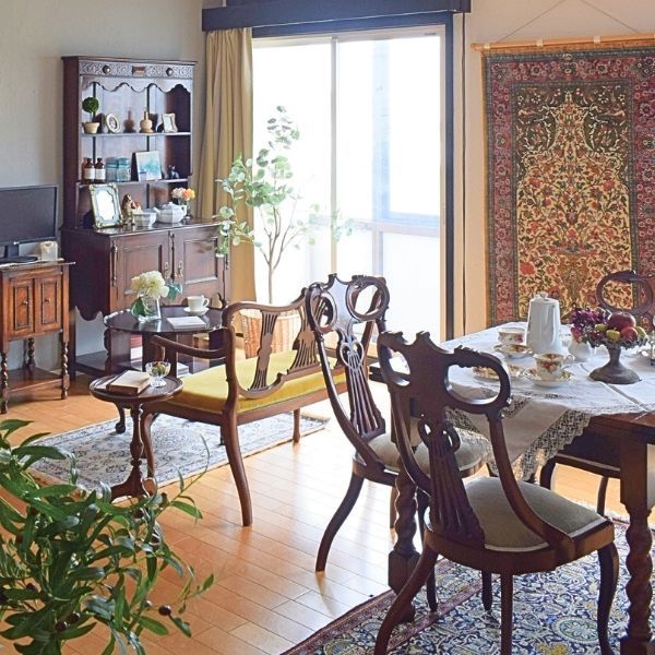 英国から届いたアンティークの椅子、透かし彫りと象嵌が美しい長椅子