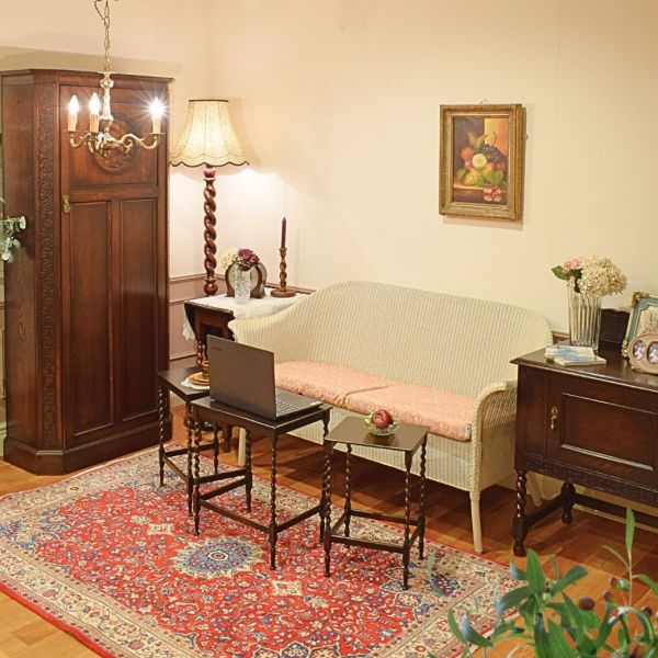 刺繍が可愛いフランスアンティーク、繊細なレースのスクエア型のクロス