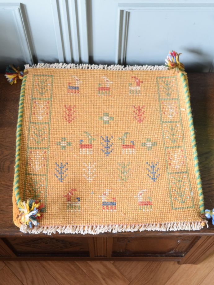 イエローの草木染が美しいコンパクトサイズのギャッベ 、木✕動物の