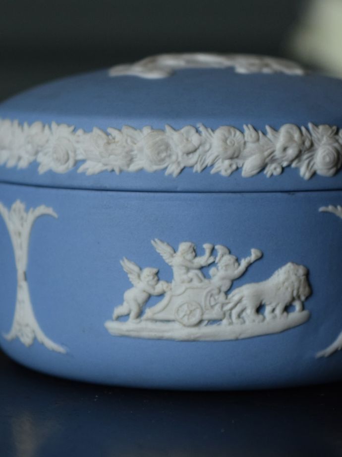 英国アンティークのジャスパーウェア、ウェッジウッドのフタ付きの小物
