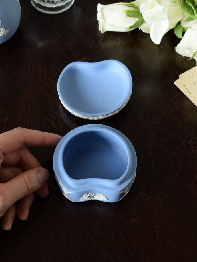 英国アンティークのジャスパーウェア、ウェッジウッドのフタ付きの小物