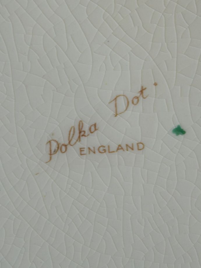 スージークーパーのおしゃれなアンティークお皿、ポルカドット