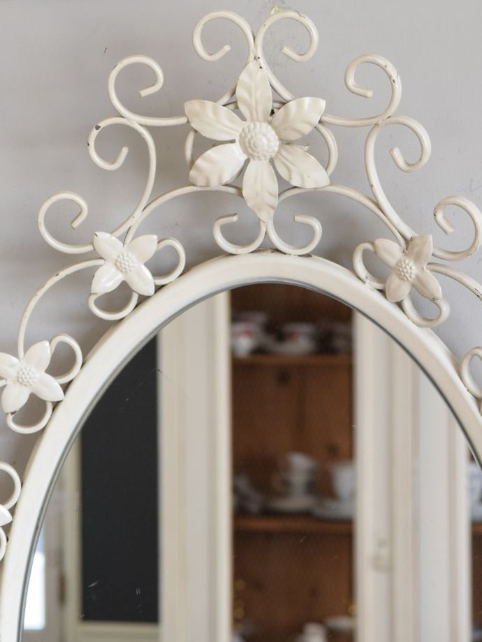 アンティークのおしゃれな壁掛けミラー、お花のモチーフが可愛い白い