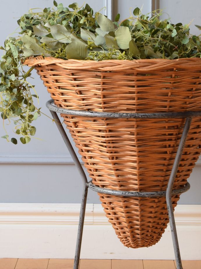 フランスで見つけたラタンのバスケット、アイアンの足が付いた