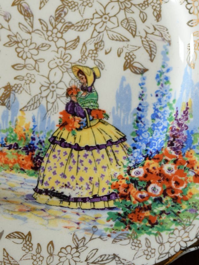 チンツ柄がキラキラ輝くアンティークの皿、クリノリンレディが描かれた