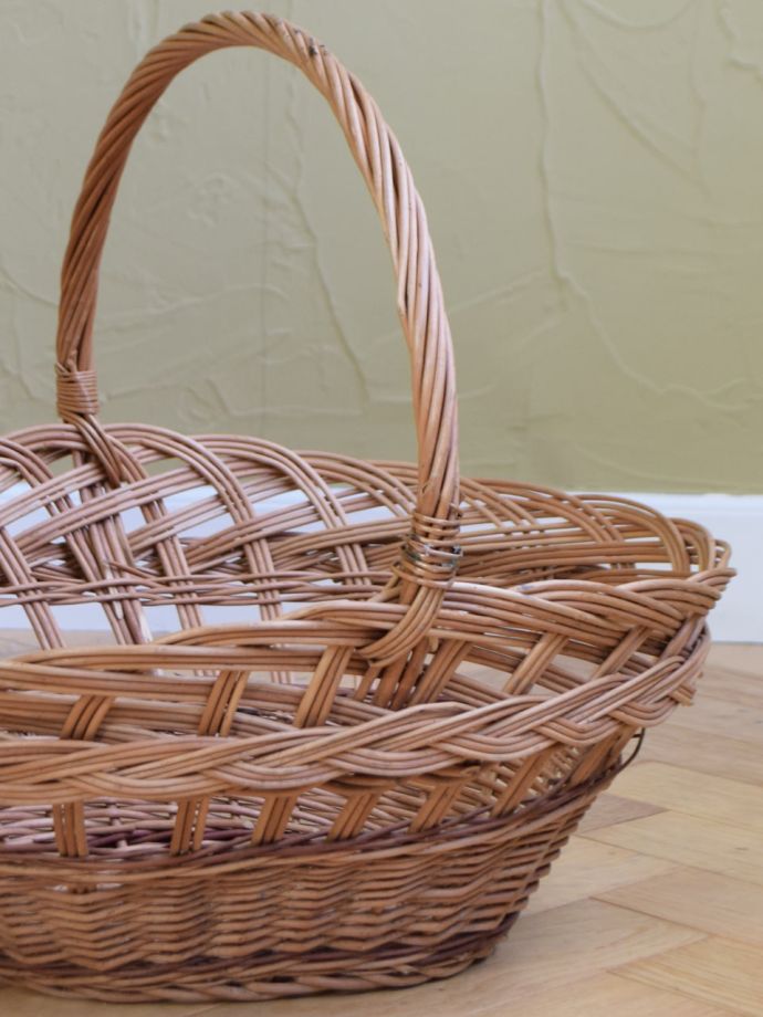 イギリスから届いたおしゃれなバスケット、模様編みされた手編みのカゴ