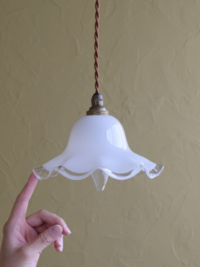 フレンチミルク色のガラスシェード、アンティークの白いペンダント