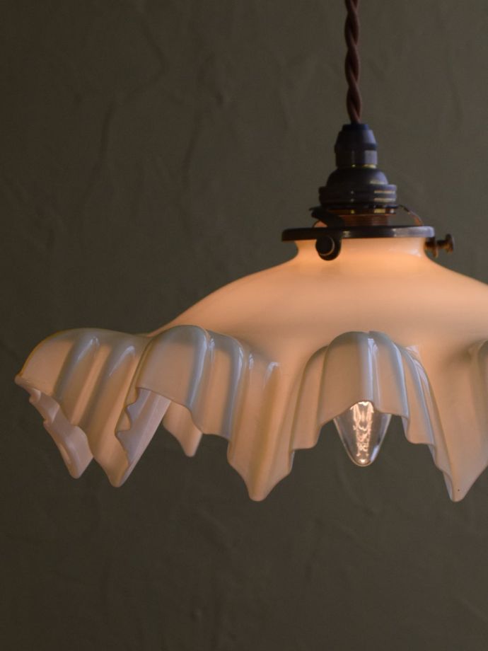 アンティークのフレンチシェード、美しいフリルのペンダントライト