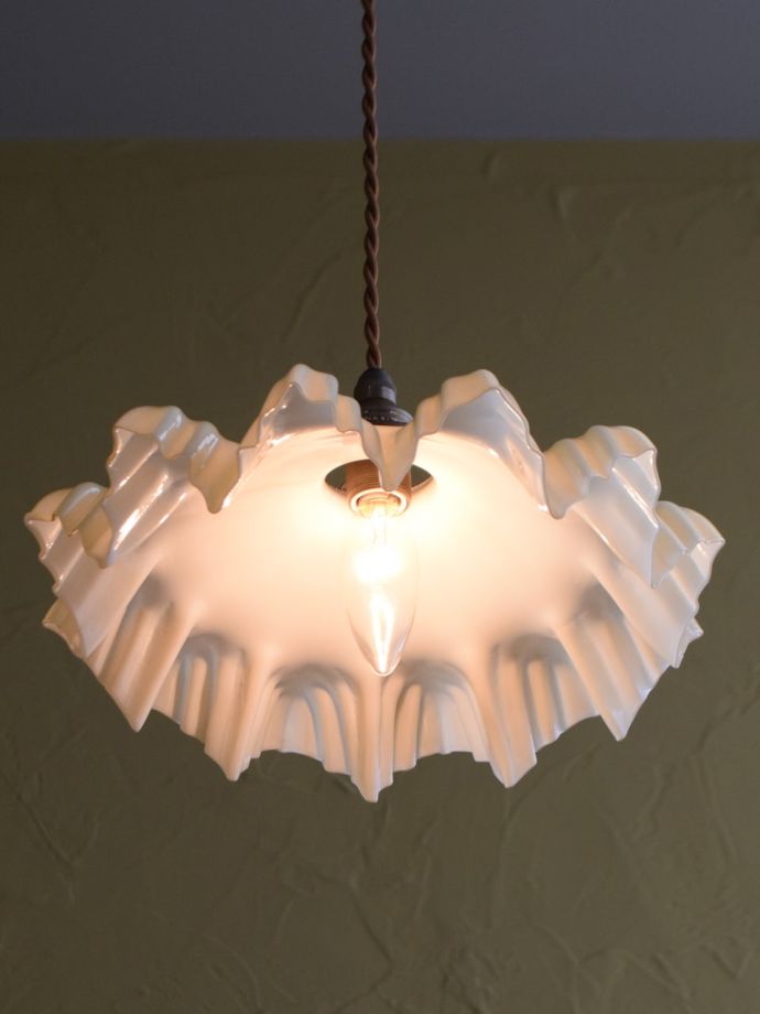 アンティークのフレンチシェード、美しいフリルのペンダントライト