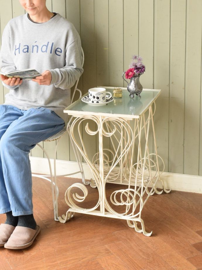 フランスの白いアンティークテーブル、アイアン脚が美しいガラス天板の