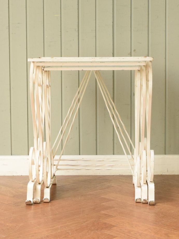 フランスの白いアンティークテーブル、アイアン脚が美しいガラス天板の