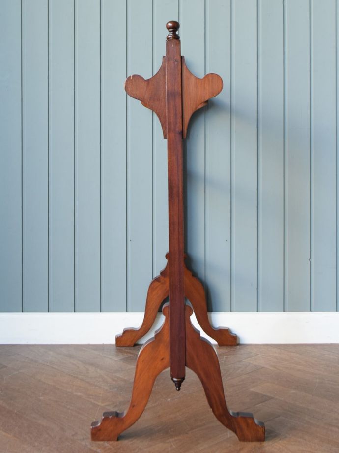 イギリスから届いたアンティークのスタンド家具、上品な雰囲気漂う実用