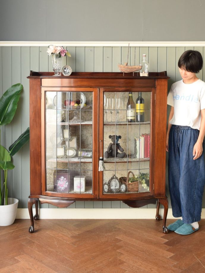 イギリスから届いた湾曲ガラスのショーケース、マホガニー材の