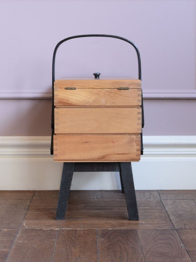 英国アンティークの可愛い裁縫箱、便利に使えるソーイングボックス(m