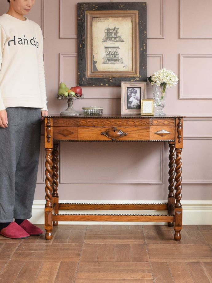 イギリスから届いためずらしいアンティークのコンソールテーブル