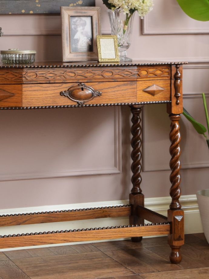 イギリスから届いためずらしいアンティークのコンソールテーブル