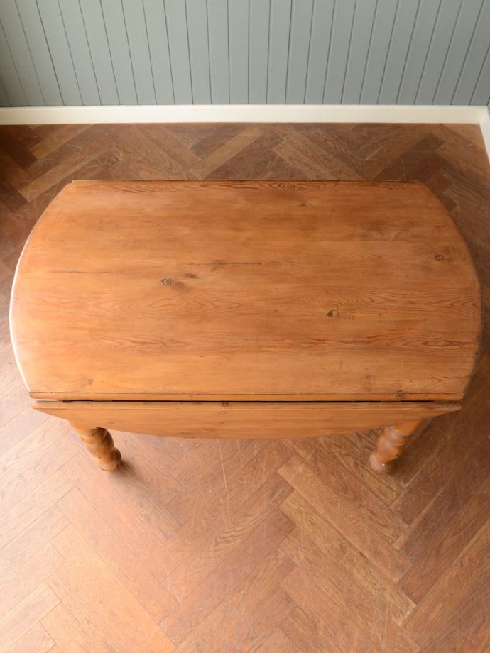 英国アンティークの丸いテーブル、オールドパインのバタフライテーブル