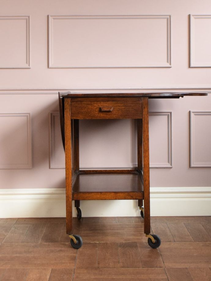 イギリスから届いたアンティークのワゴン、伸長式のおしゃれなテーブル