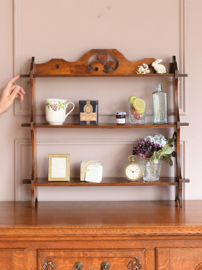 英国アンティークのおしゃれな壁掛け飾り棚、透かし彫りが美しい