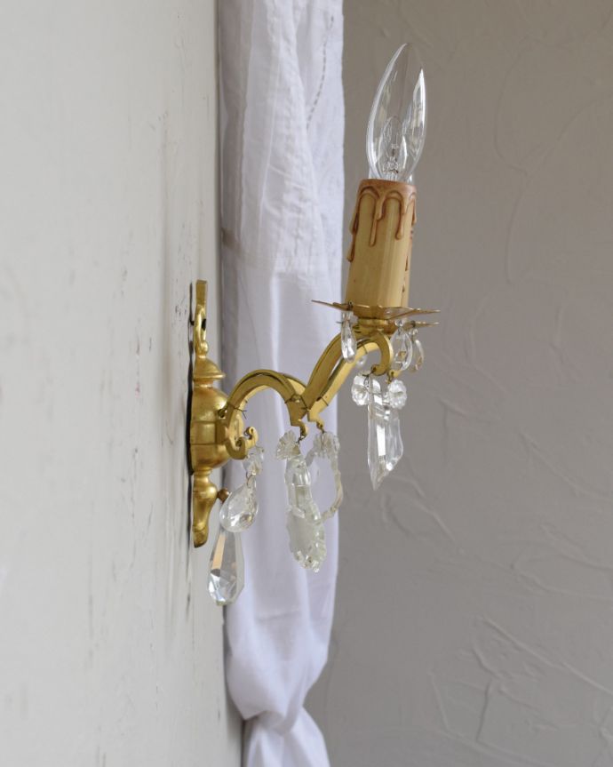 ガラスアクセサリーが輝くアンティークウォールブラケット（2灯