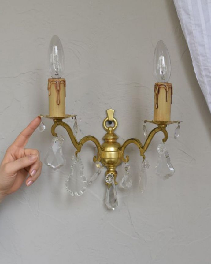 ガラスアクセサリーが輝くアンティークウォールブラケット（2灯