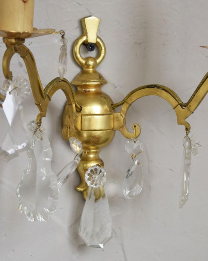 ガラスアクセサリーが輝くアンティークウォールブラケット（2灯