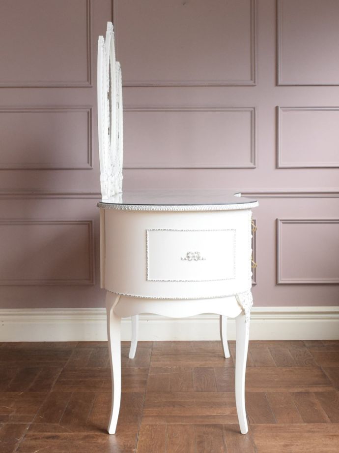 お姫様気分が楽しめる白いアンティークのドレッサー、フランスから届い