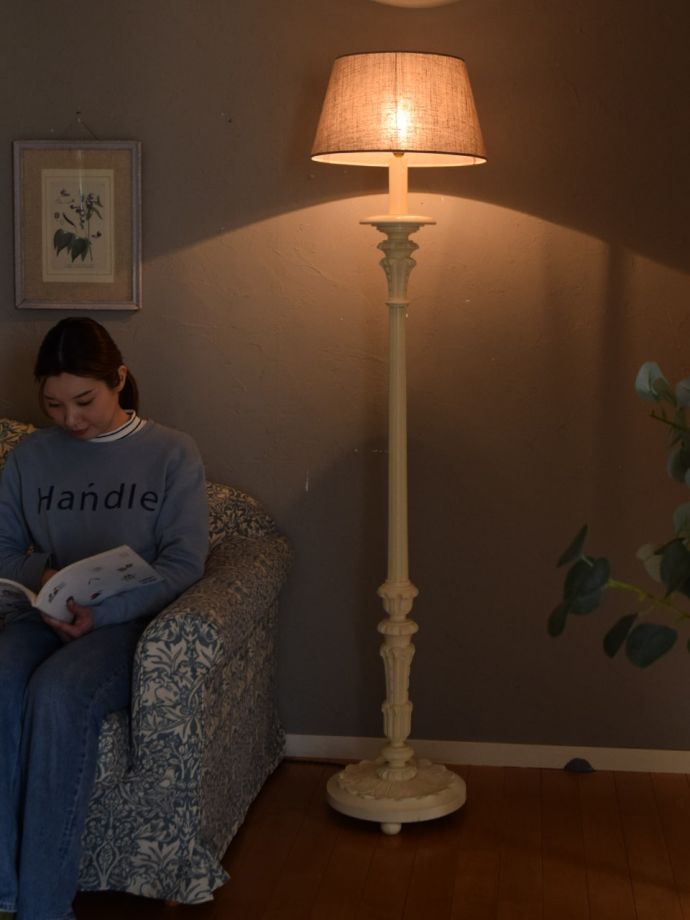 フランスのおしゃれな白いスタンドライト、アンティークのフロアランプ