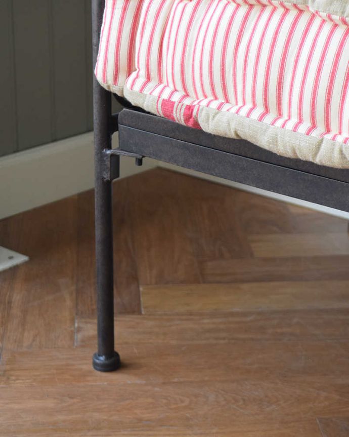 アイアンフレームが素敵なコントワール・ド・ファミーユの3人掛け