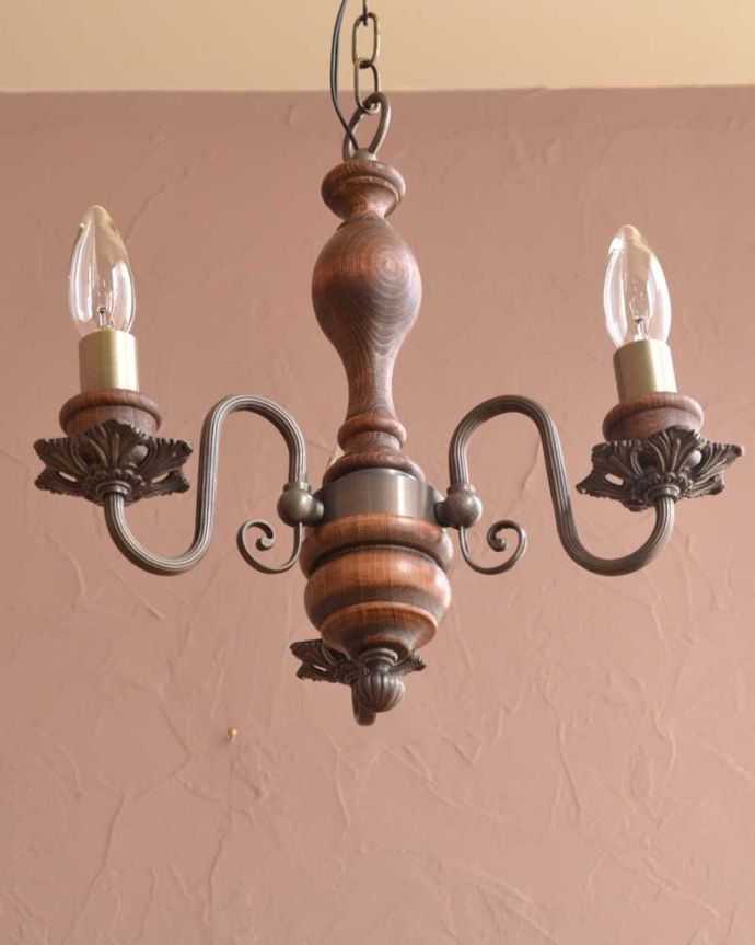 木製✕真鍮のコラボが人気のアンティーク風の木製シャンデリア