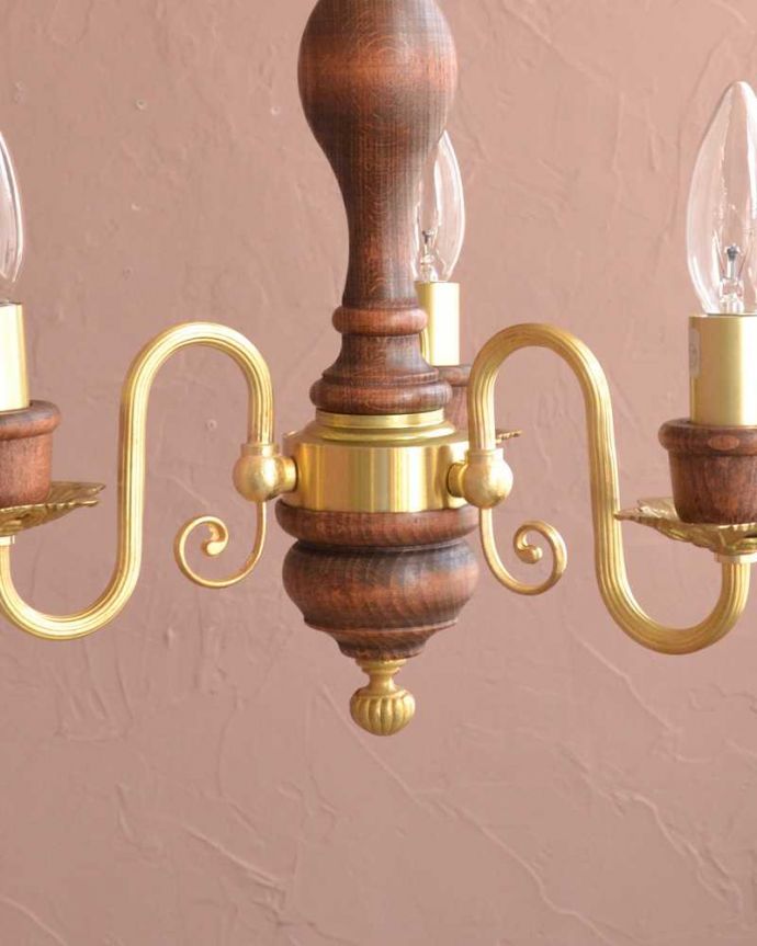 木製✕真鍮のコラボが人気のアンティーク風の木製シャンデリア（3灯