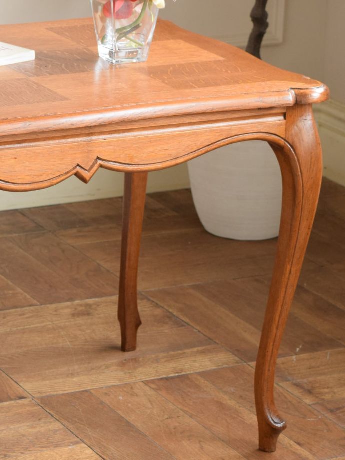 フランスから届いた猫脚のアンティークテーブル、市松模様がおしゃれな