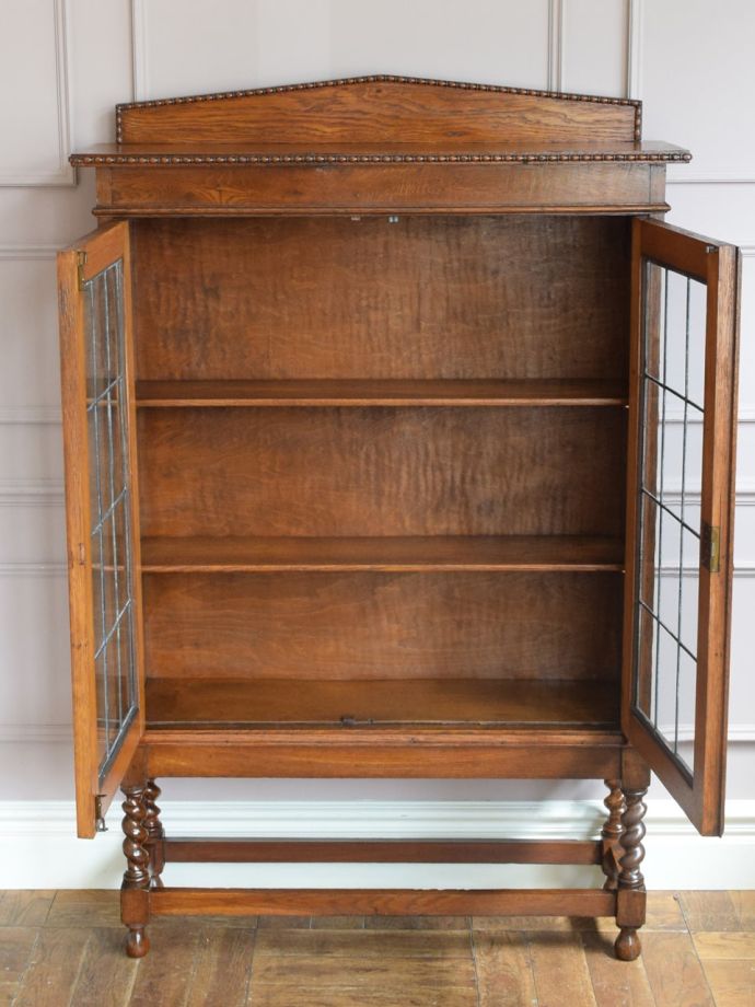 英国アンティークのおしゃれな本棚、ステンドグラス扉のブックケース(j