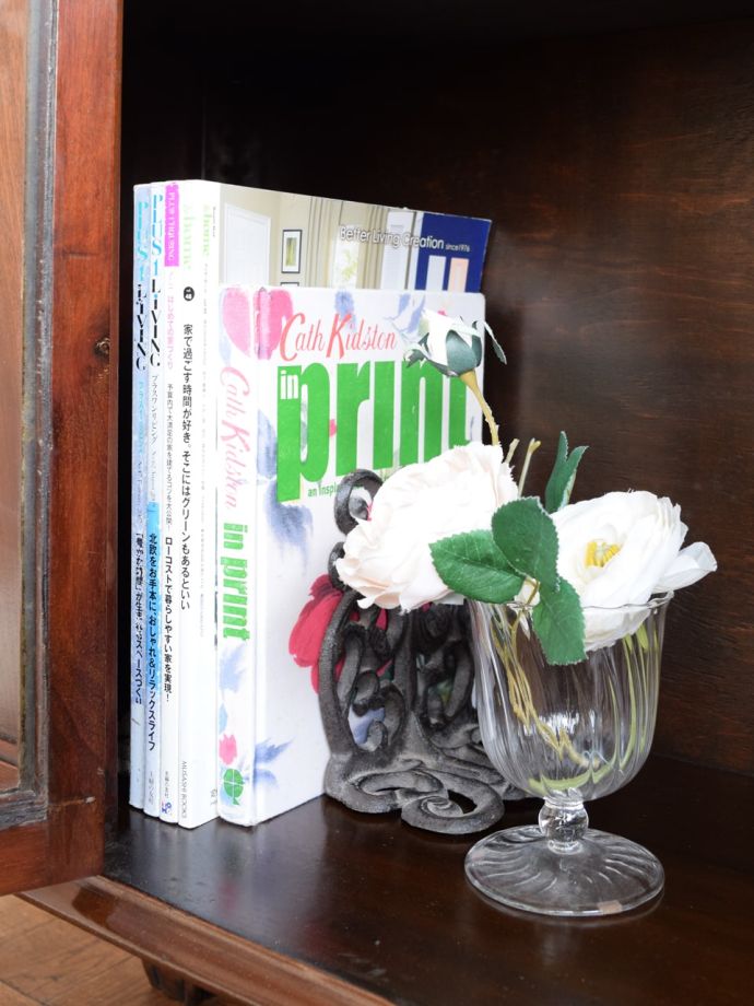 イギリスから届いたアンティークの本棚、マホガニー材の杢目が美しい