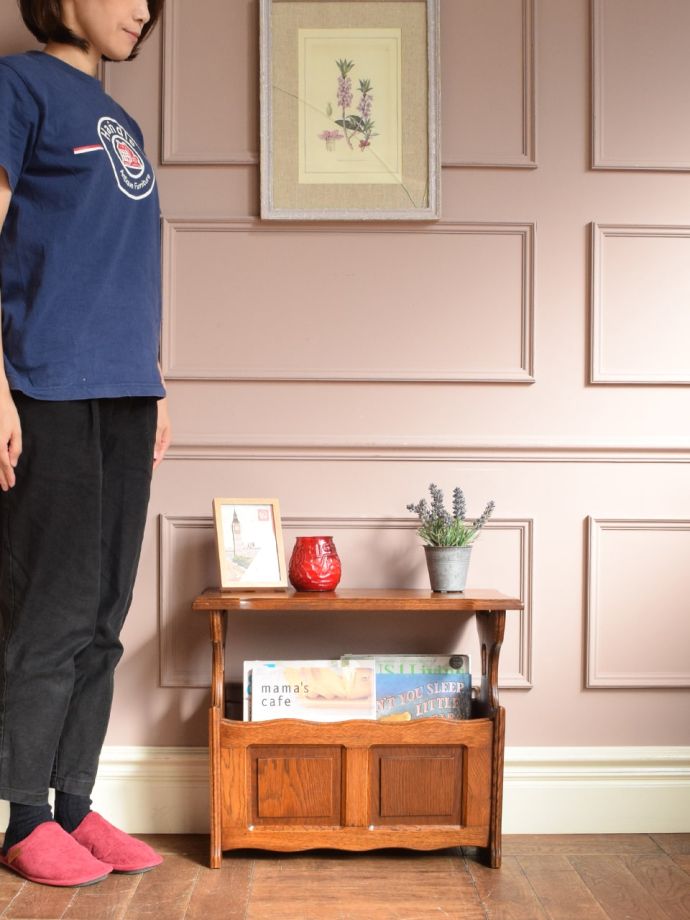 フランスから届いた便利なマガジンラック、サイドテーブル付きの