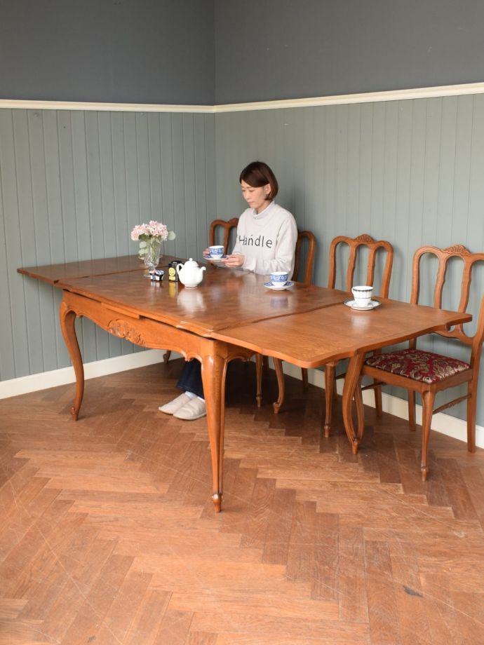 フランスから届いた伸長式のダイニングテーブル、アンティークの