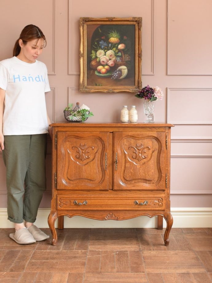 フランスから届いたアンティークのキャビネット、彫が美しい猫脚の