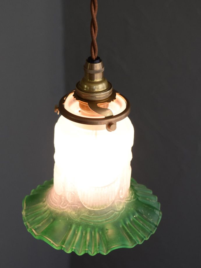 イギリスから届いたグリーン色のおしゃれなアンティークペンダント