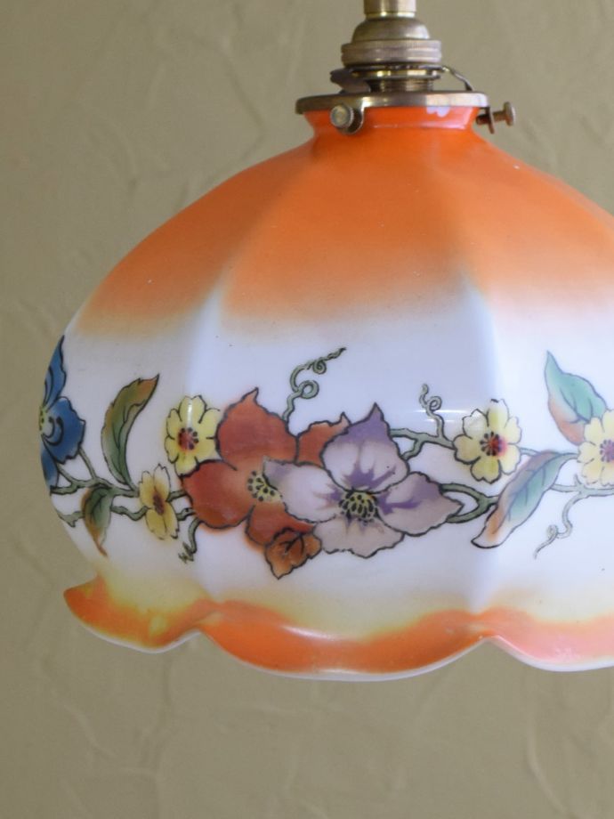 イギリスから届いたアンティークガラスのシェード、美しいお花が描かれ