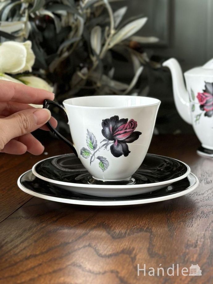 ロイヤルアルバート社のマスカレードシリーズ、アンティークのカップ