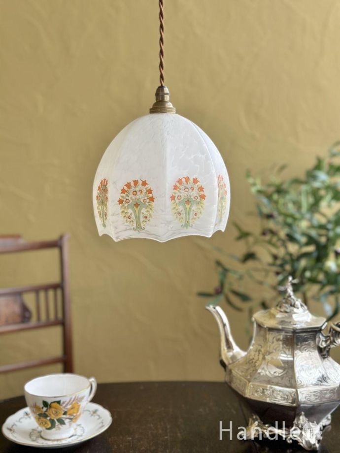 ふんわり丸い形が可愛い、英国アンティークガラスのペンダントライト