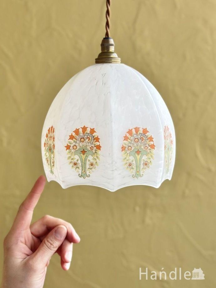 ふんわり丸い形が可愛い、英国アンティークガラスのペンダントライト