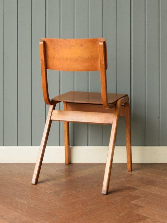 イギリスから届いた可愛いスタッキングチェア、積み重ねて収納できる