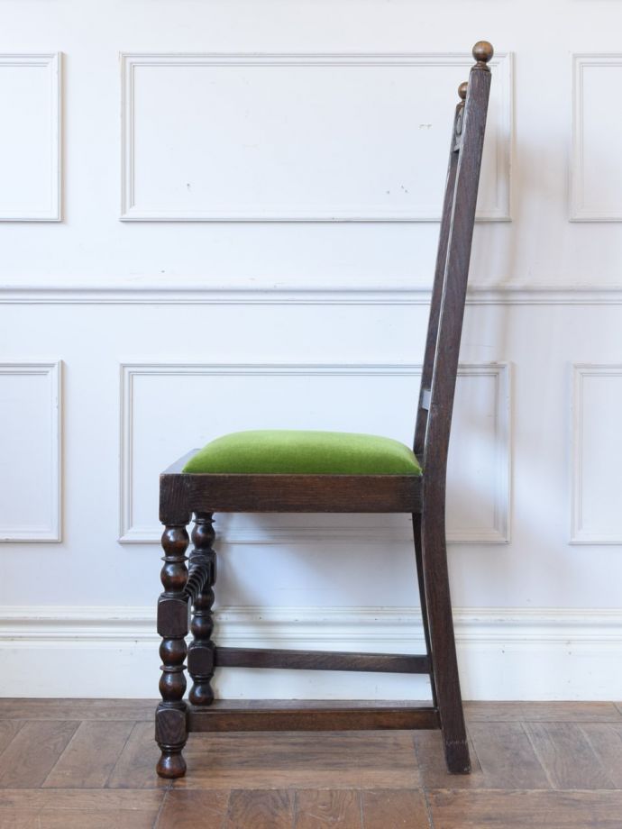 イギリスから届いたアンティークの椅子、ボビンターニングレッグの