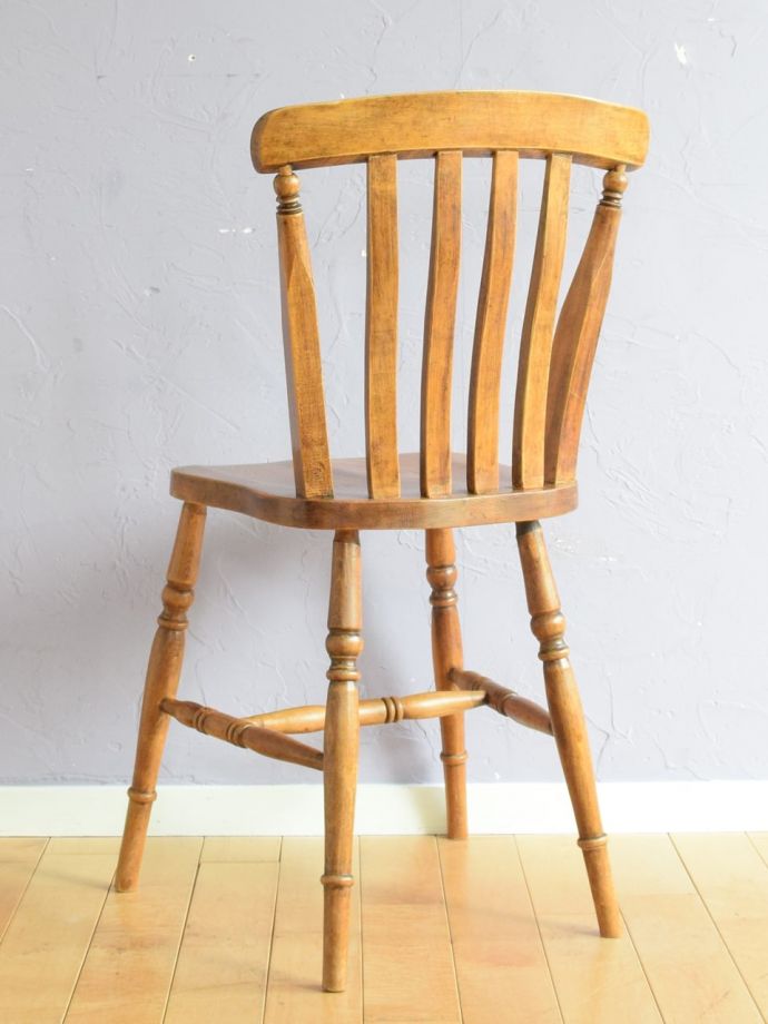 イギリスのアンティークチェア、 あたたかい雰囲気のダイニングチェア