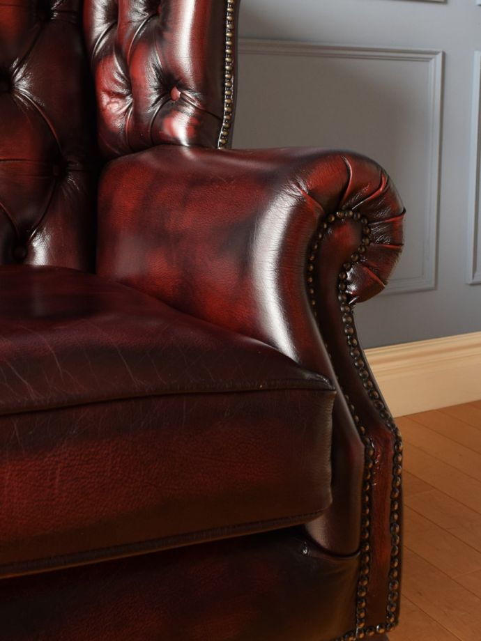 英国アンティークの一人掛け革張りソファ、チェスターフィールドの