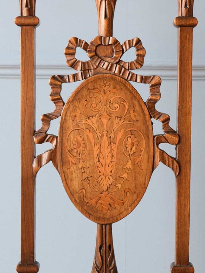 リボンの模様が美しいアンティークの椅子、象嵌が入ったマホガニー材の