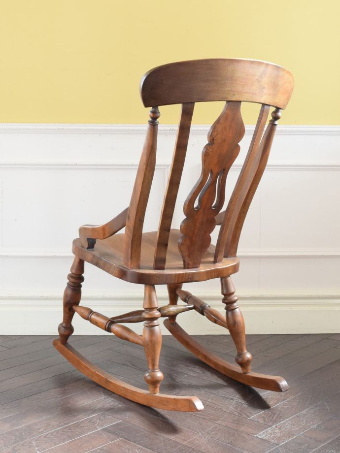 イギリスから届いた可愛いロッキングチェア、バイオリンの形の背もたれ