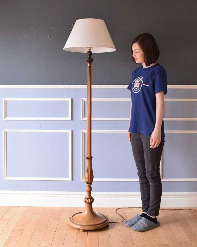 ウォルナット材の色と彫刻が美しい、高級感溢れるアンティークフロア